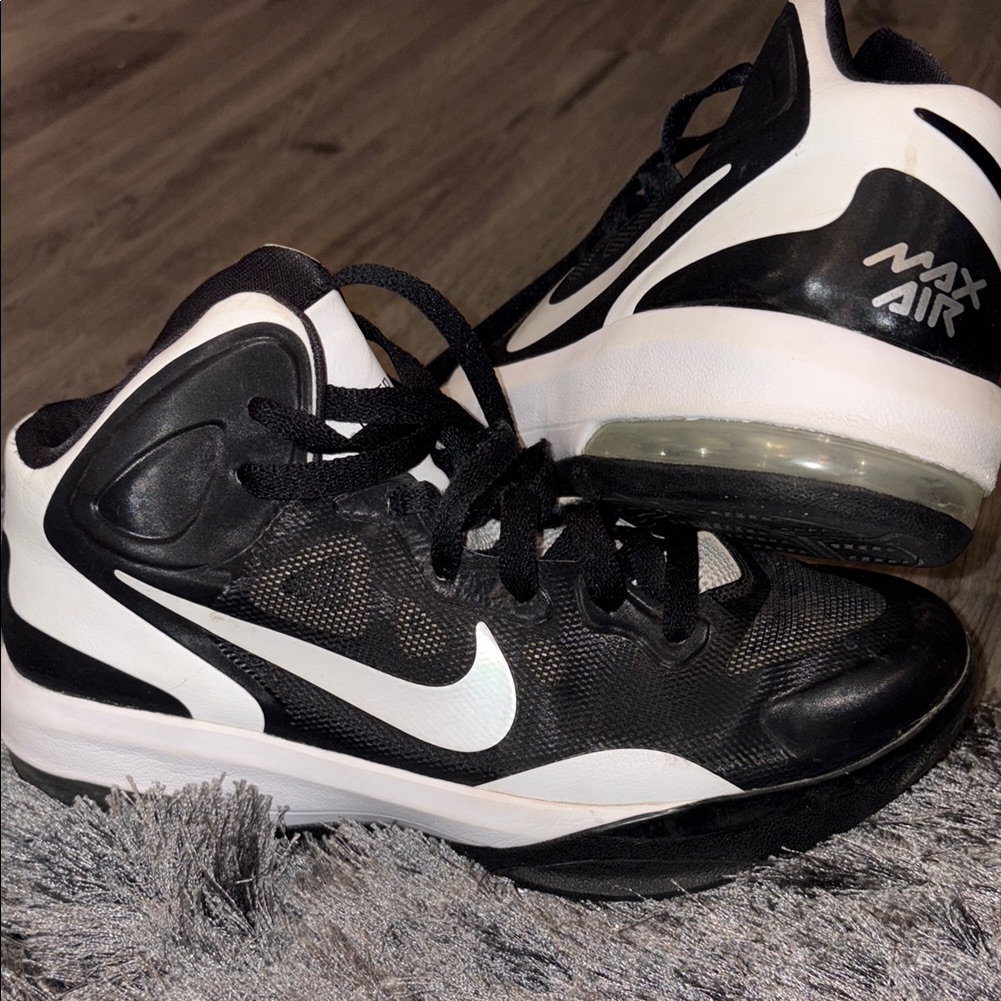 Nike Black And White Max Air Athletic Shoes (Basketball Shoes )